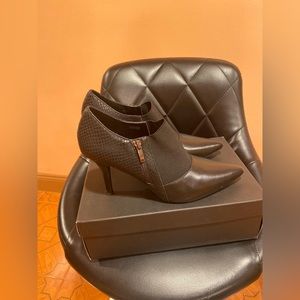 Tahari Black Pump Heels, Side Zipper Size-10M